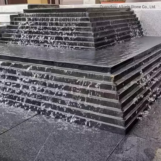 Bordo della piscina in granito nero con pietre da patio